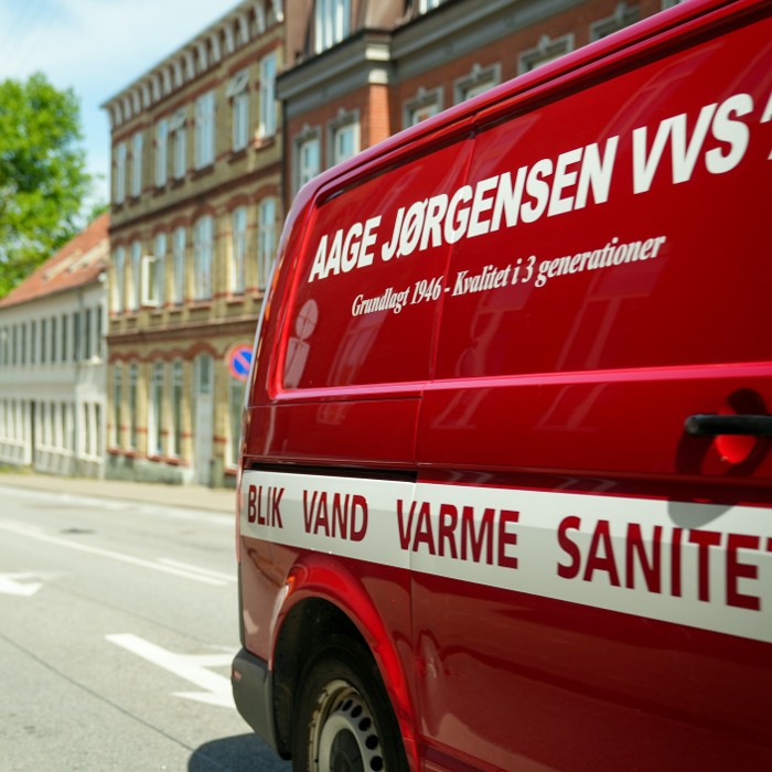 Aage Jørgensen VVS servicebil parkeret i bybilledet