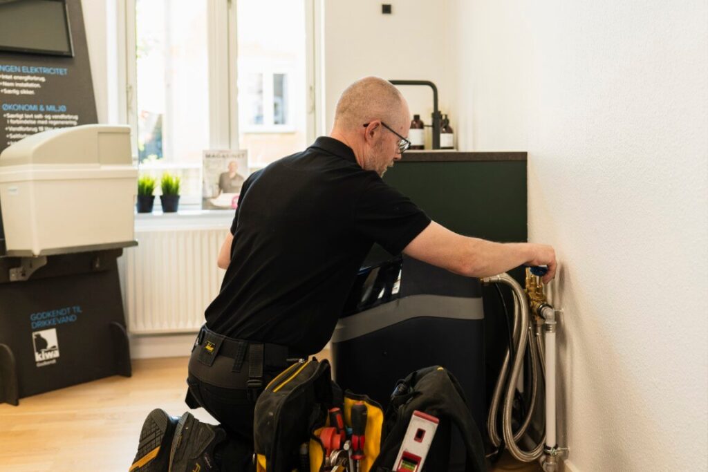Autoriseret VVS-installatør arbejder på et blødgøringsanlæg