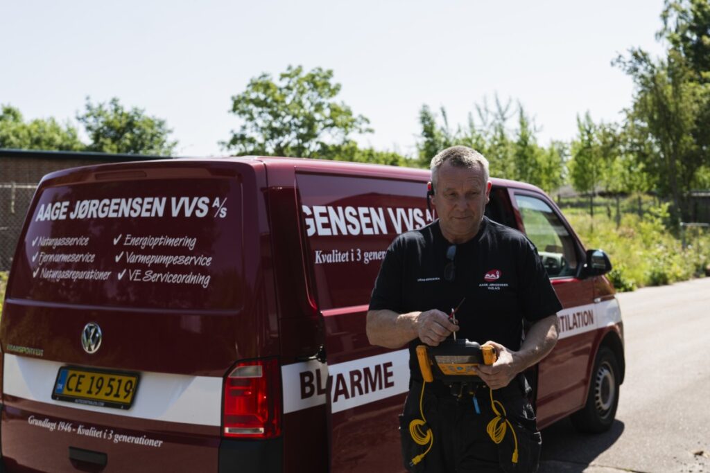 VVS montør fra Aage Jørgensen kører ud i bil og servicerer